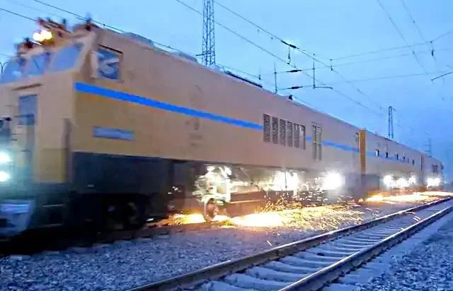 rail grinding locomotive